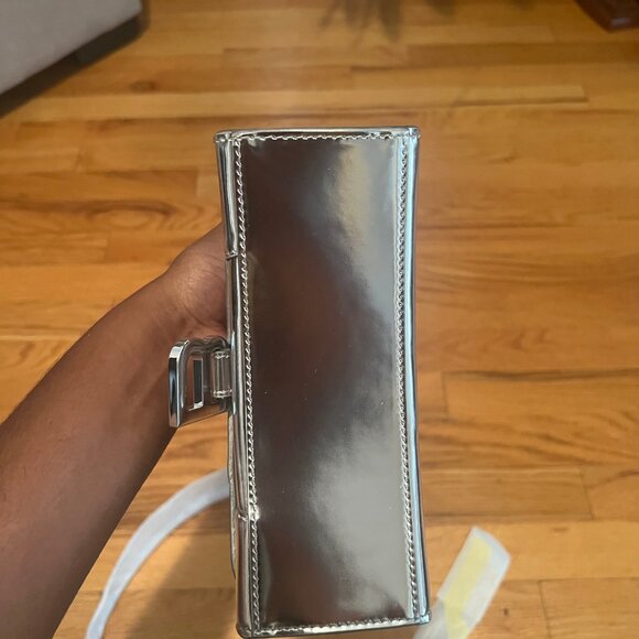 BALENCIAGA HOURGLASS XS HANDBAG MIRROR EFFECT IN SILVER - Picture 2 of 8